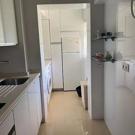 Homely Paseo Maritimo Edificio Eden Roc * Марбелья